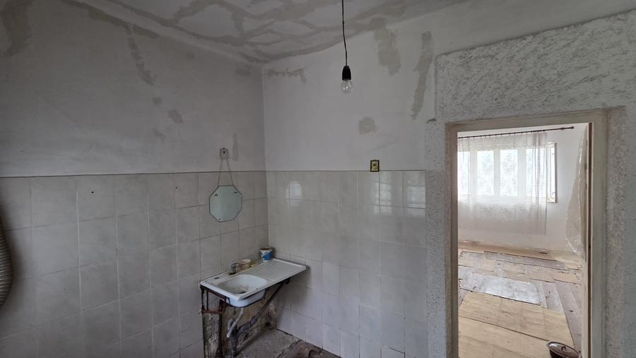 Casă individuală cu 4 camere cu Canalizare în Vest