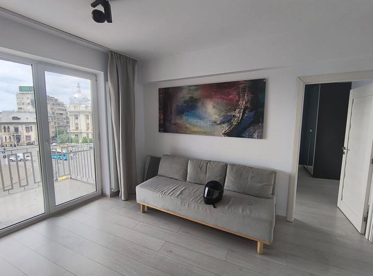 Apartament cu 3 camere semidecomandat, mobilat în P-ța Romană