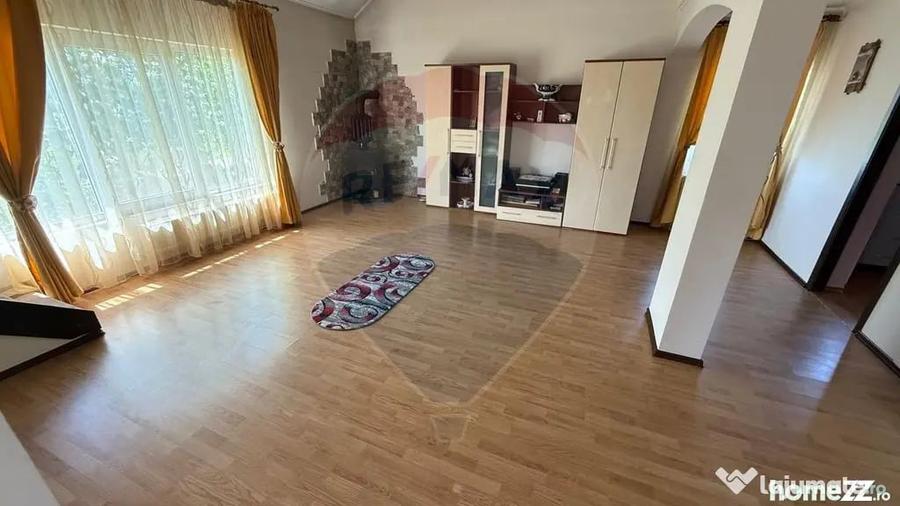 Casă cu 5 camere cu Teren 500 Mp în Est
