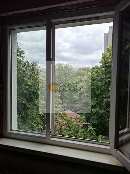 Apartament cu 3 camere semidecomandat în Gorjului