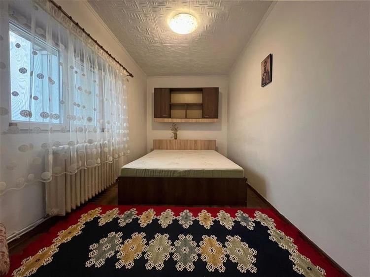 Apartament cu 3 camere decomandat, mobilat în Nicolina