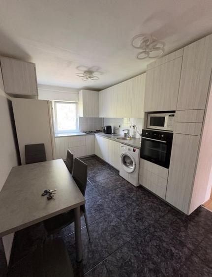 Apartament cu 4 camere decomandat, mobilat în Plopilor