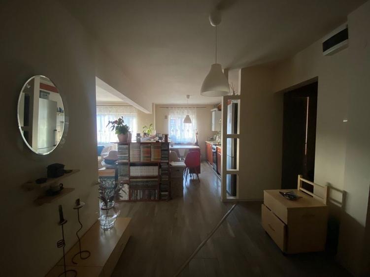 Apartament cu 4 camere decomandat în Petros
