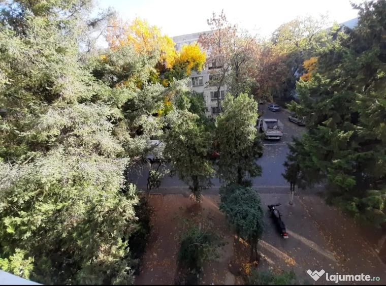 Apartament cu 3 camere decomandat în Drumul Taberei
