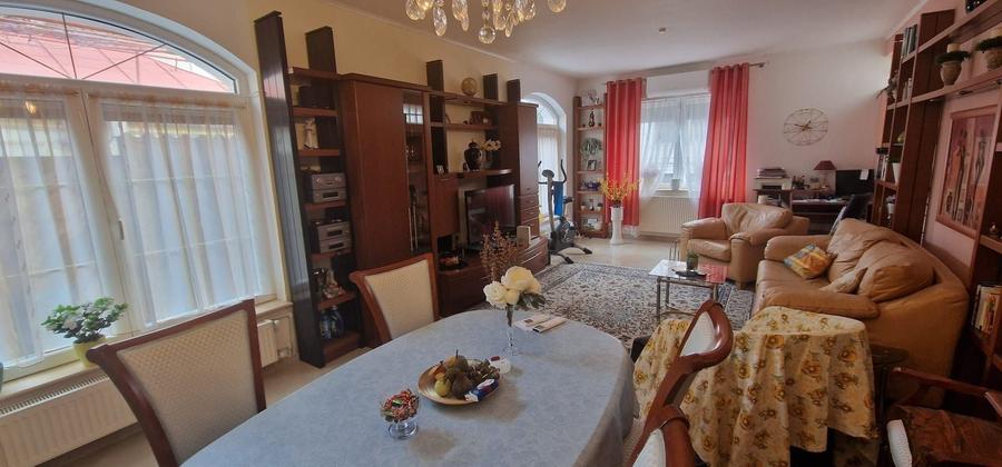 Casă individuală cu 5 camere cu Canalizare în Central