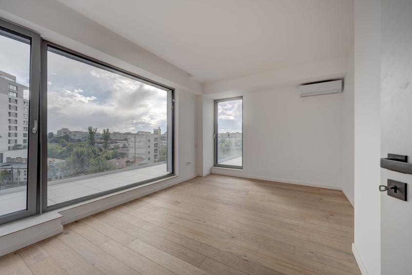 Penthouse cu 4 camere semidecomandat în Timpuri Noi