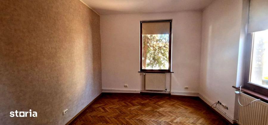 Casă cu 6 camere cu Canalizare în Trei Stejari