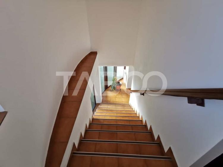 Apartament cu 3 camere semidecomandat, mobilat în Central