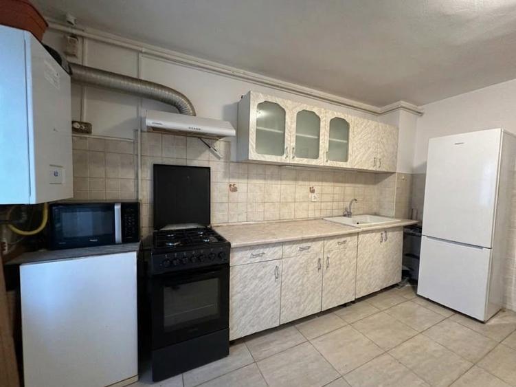 Apartament cu 3 camere semidecomandat în Uzina 2
