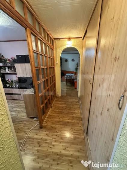 Apartament cu 3 camere semidecomandat în Gojdu