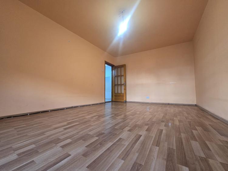 Apartament cu 2 camere decomandat în Calarași 4