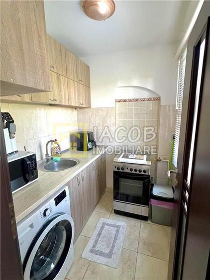 Apartament cu 3 camere semidecomandat în Milcov