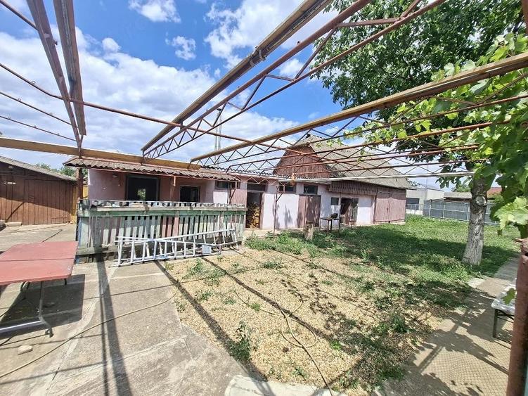 Casă cu 2 camere cu Teren 2000 Mp în Călacea