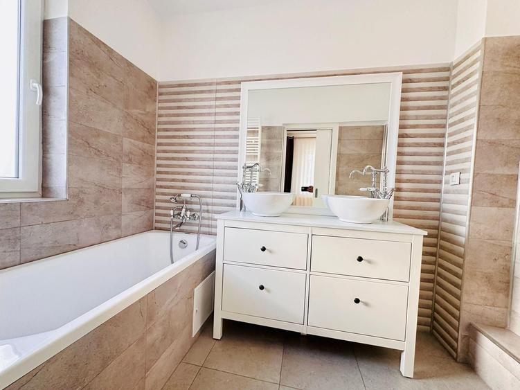 Apartament cu 3 camere decomandat în Runcu