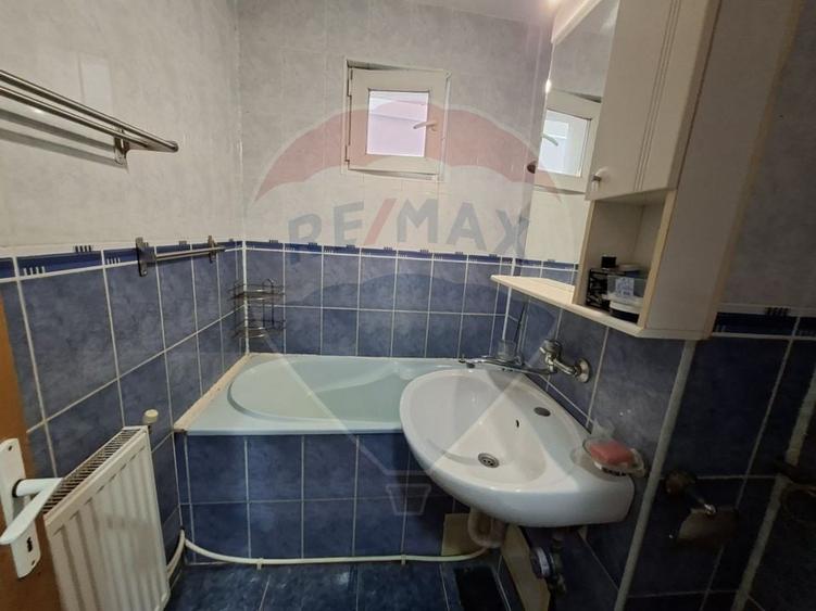 Apartament cu 3 camere semidecomandat, mobilat în Narcisa
