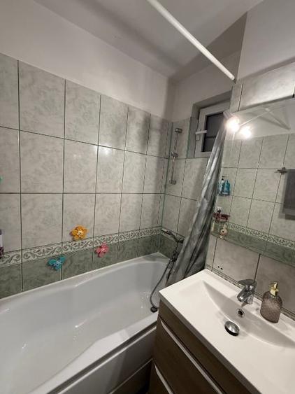 Apartament cu 3 camere decomandat, mobilat în Tei