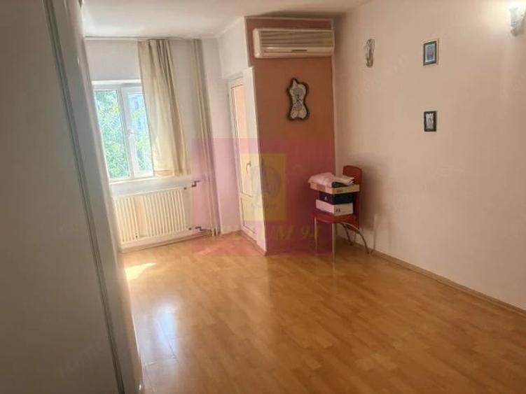 Apartament cu 3 camere decomandat în Drumul Sării
