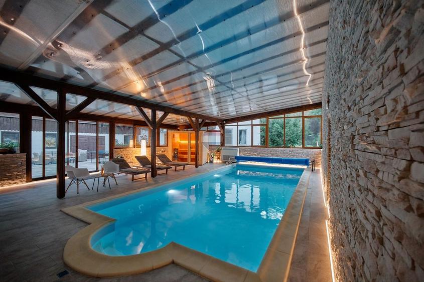 Casă individuală cu 9 camere cu Piscina în Sibiel