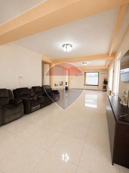 Casă individuală cu 12 camere cu Piscina în Fundeni