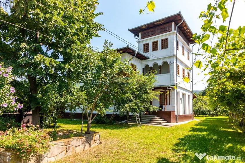 Casă cu 7 camere cu Teren 3425 Mp în Central