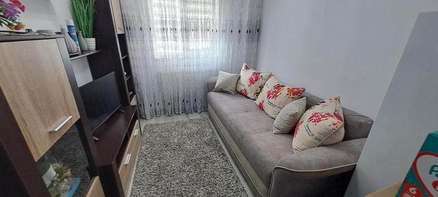 Apartament cu 3 camere semidecomandat, mobilat în Tătărași