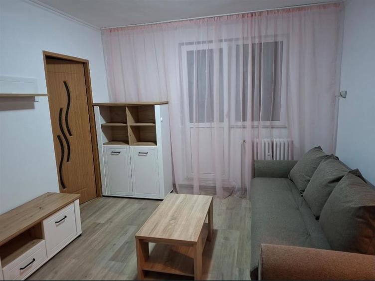 Apartament cu 2 camere decomandat în Podu Roș