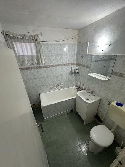 Apartament cu 3 camere semidecomandat în Tractorul