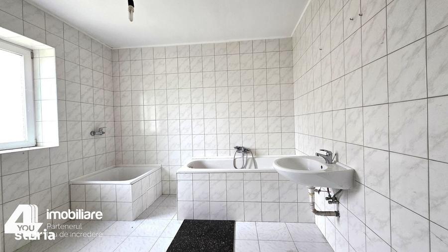 Casă cu 4 camere cu Teren 1737 Mp în Livada