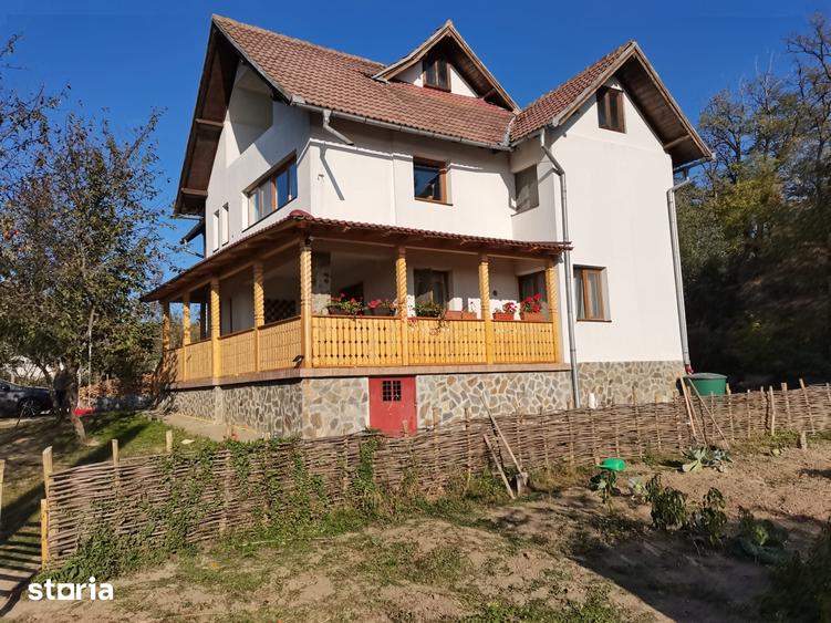 Casă cu 5 camere cu Teren 1000 Mp în Aninoasa