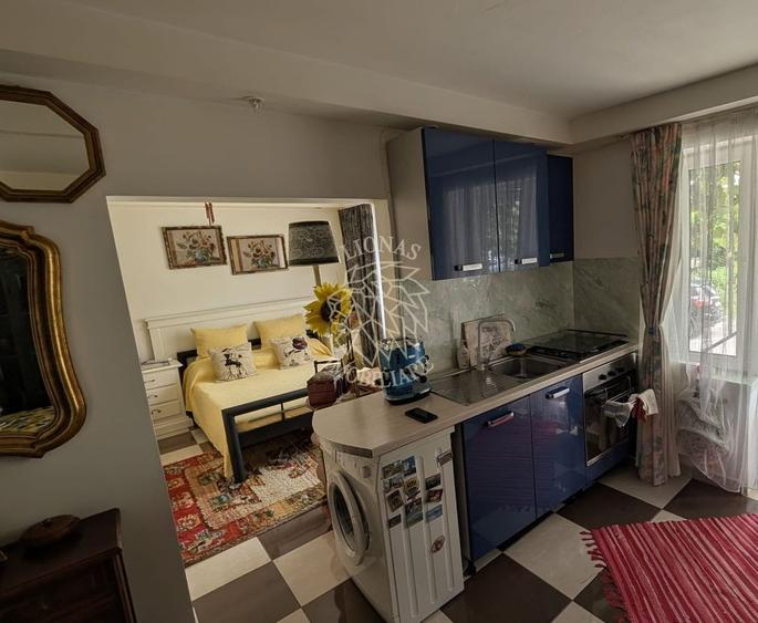 Apartament cu 3 camere semidecomandat în Vest