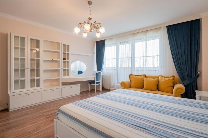 Penthouse cu 5 camere decomandat, mobilat în Central