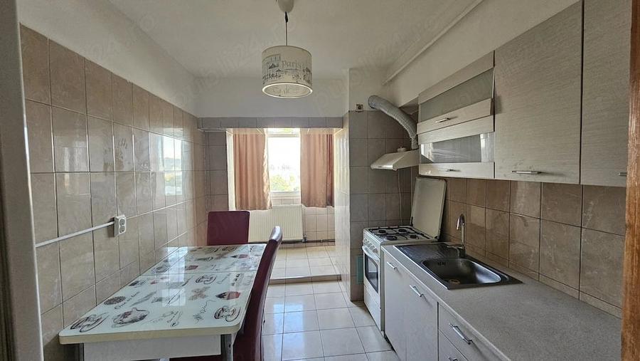 Apartament cu 3 camere decomandat în Baza 3