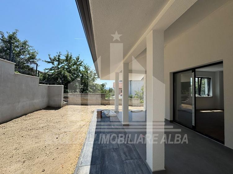 Casă individuală cu 5 camere cu Canalizare în Cetate