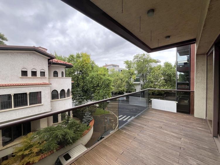Apartament cu 3 camere semidecomandat în Primăverii
