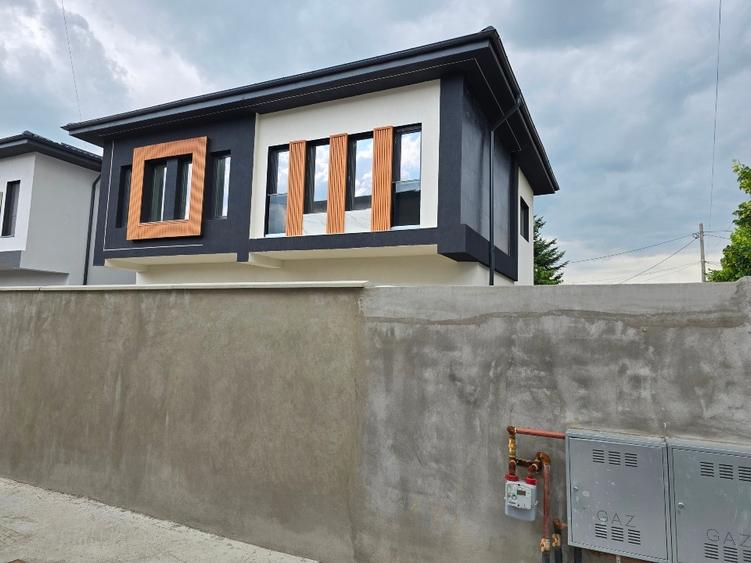 Casă individuală cu 4 camere cu Teren 260 Mp în Central