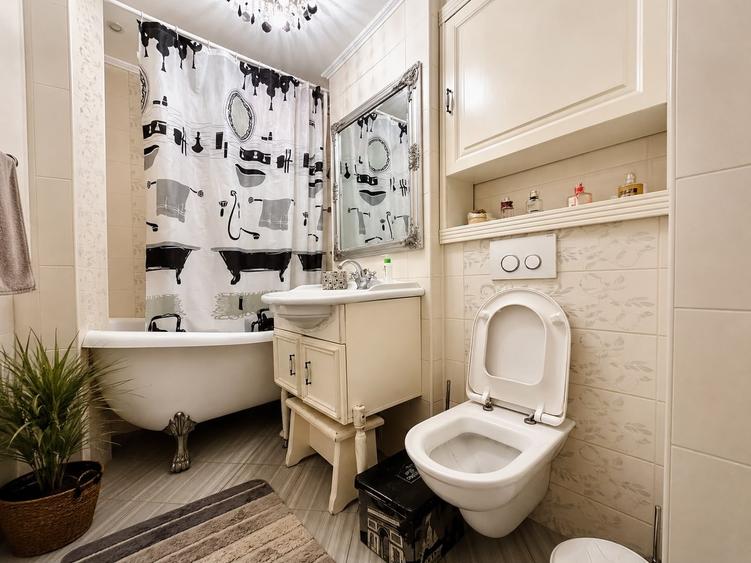 Apartament cu 3 camere decomandat în Trocadero