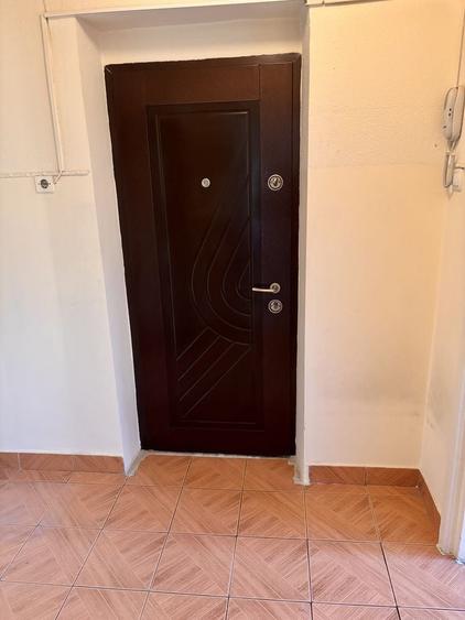 Apartament cu 3 camere semidecomandat în Gorjului