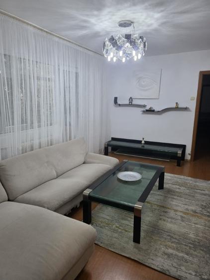 Apartament cu 4 camere decomandat în Apusului
