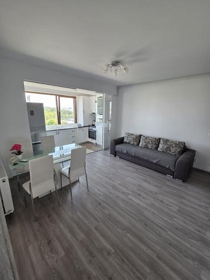 Apartament cu 3 camere semidecomandat în Berceni