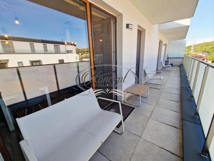 Apartament cu 3 camere semidecomandat, mobilat în Borhanci