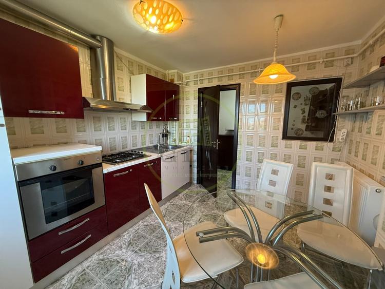 Apartament cu 3 camere decomandat, mobilat în Calea București