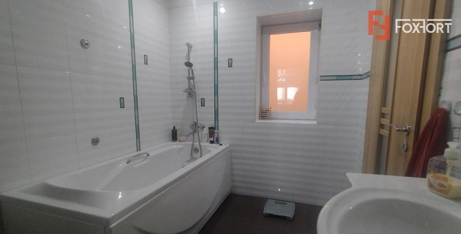 Casă individuală cu 7 camere cu Canalizare în Lipovei