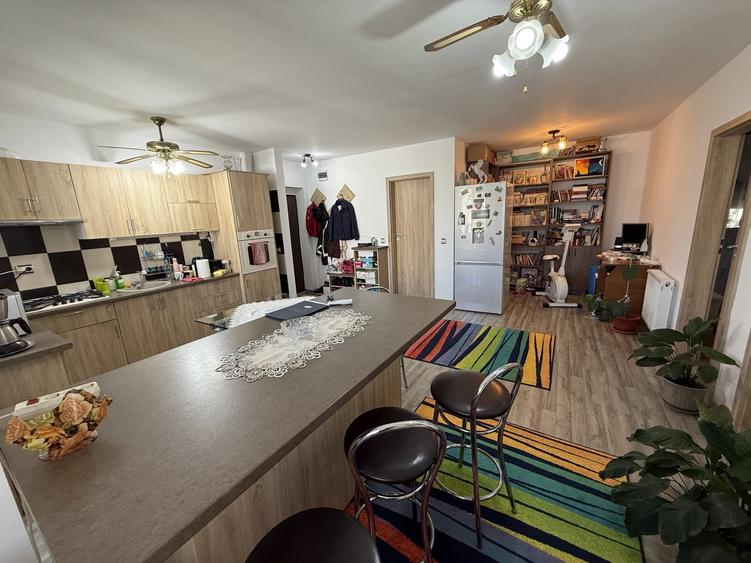 Apartament cu 3 camere semidecomandat, mobilat în Florești