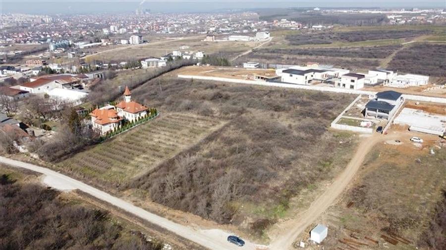 Teren Construcții intravilan de 2000 mp, în Est