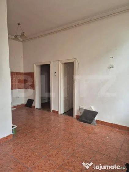 Casă cu 7 camere cu Teren 1021 Mp în Central