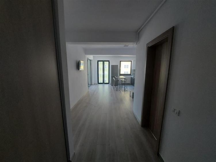 Apartament cu 2 camere semidecomandat, mobilat în Tractorul
