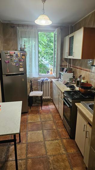 Apartament cu 3 camere decomandat în Drumul Taberei