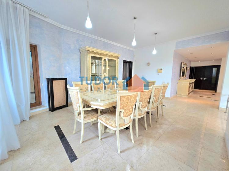 Casă individuală cu 7 camere cu Canalizare în Central