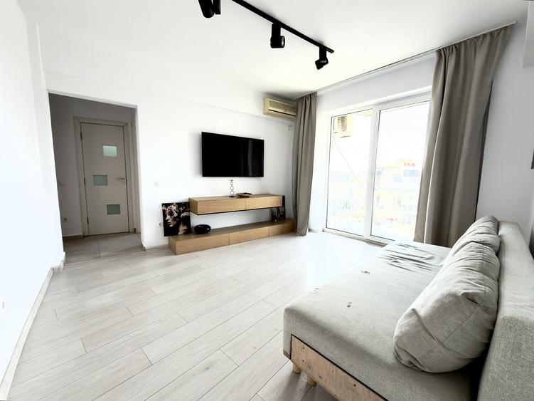 Apartament cu 3 camere semidecomandat, mobilat în P-ța Romană