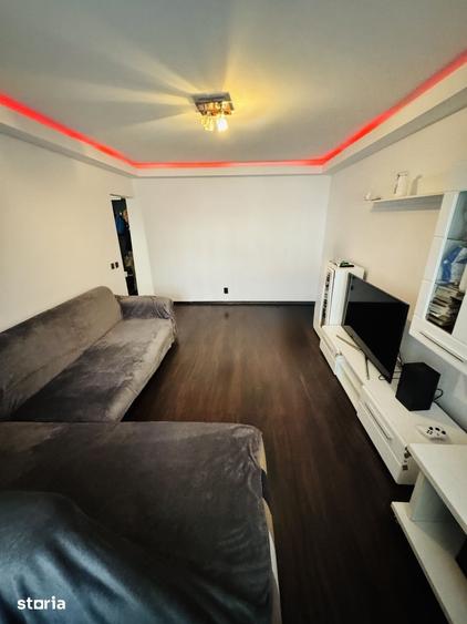 Apartament cu 3 camere decomandat în Far